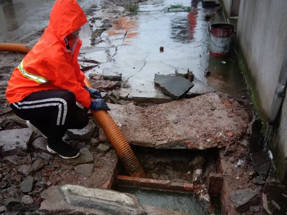 市北专业清理污水池 炜誉市政以规范流程守护城市 “肠道”